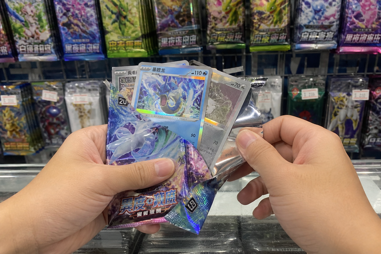 打開緊嘅 Pokémon 卡包同散卡，用來查價同對戰
